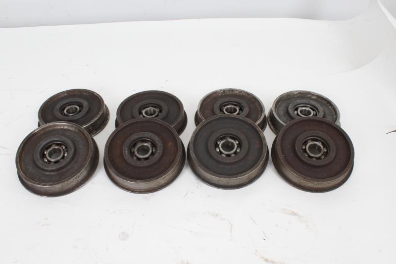 Set eight wheels with roller bearings