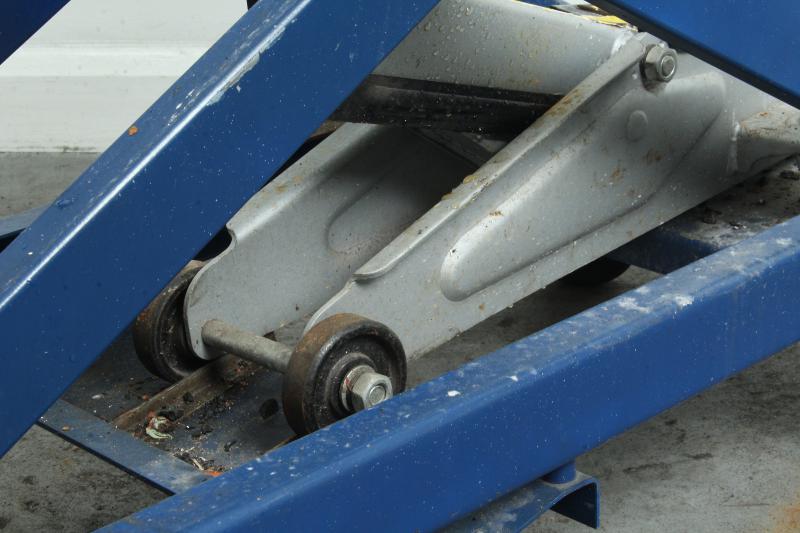 Scissor-lift table for 5 inch gauge locomotive