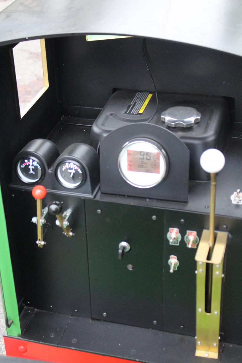 7 1/4 inch gauge petrol-hydraulic shunter with ride-in tender