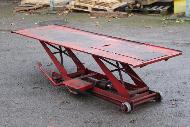 Hydraulic motorcycle lift bench