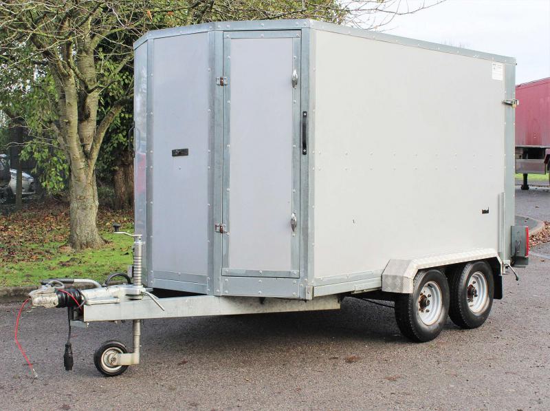 1800kg  twin axle box trailer