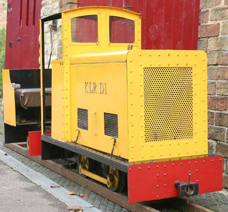 7 1/4 inch gauge petrol shunter with driving truck