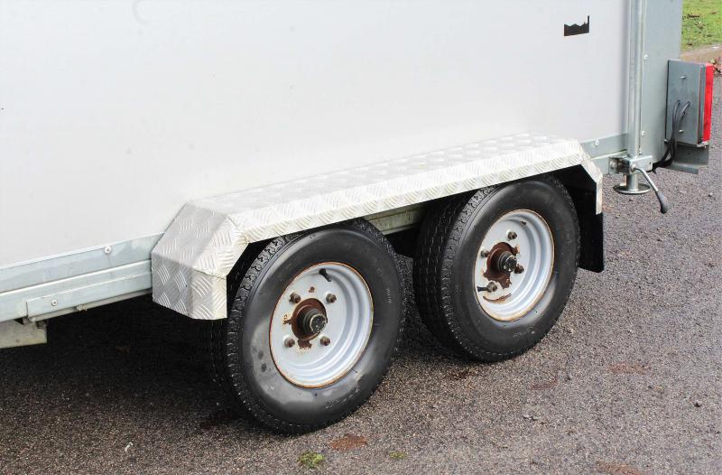 1800kg  twin axle box trailer
