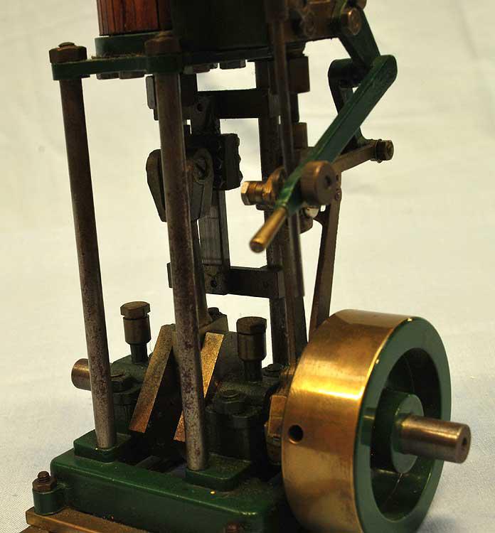 Small vertical engine with reversing gear