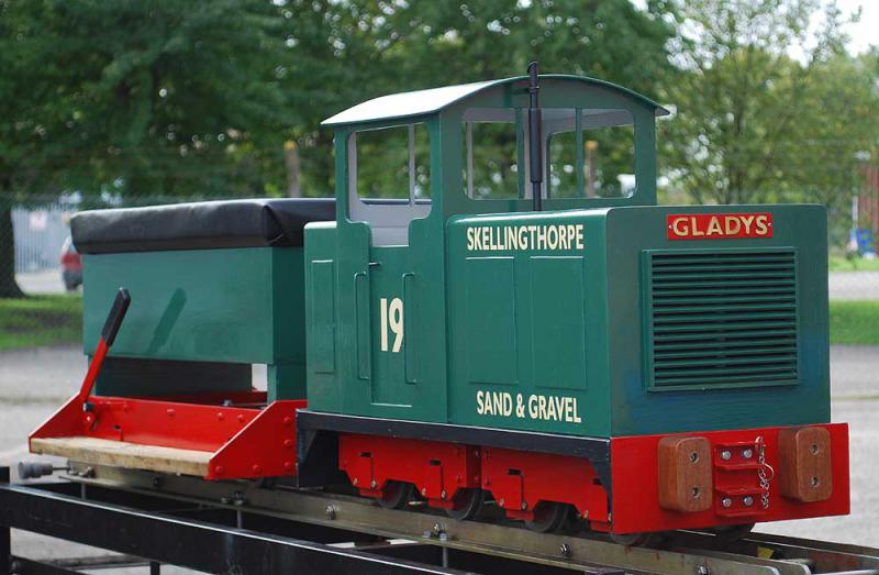 5 inch gauge battery-electric shunter with driving truck