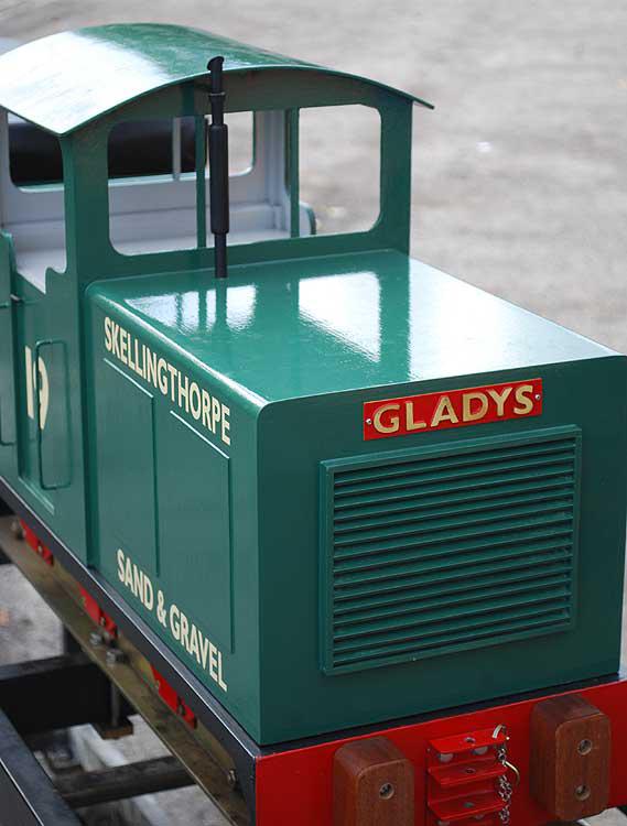 5 inch gauge battery-electric shunter with driving truck