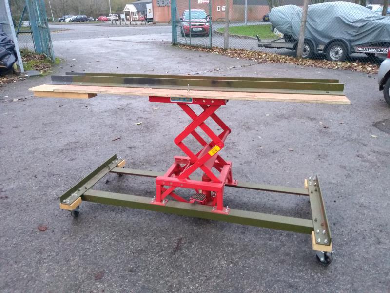 Hydraulic lift bench