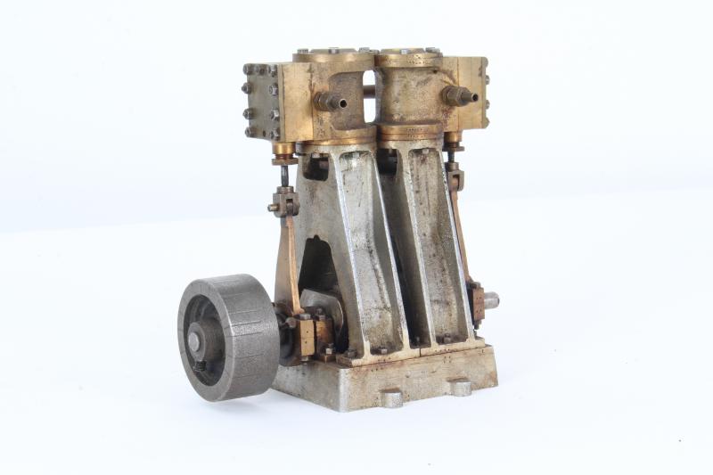 Twin cylinder vertical engine