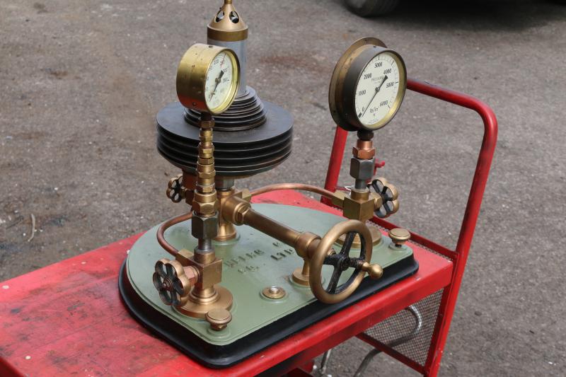 Budenberg deadweight pressure gauge tester with weights