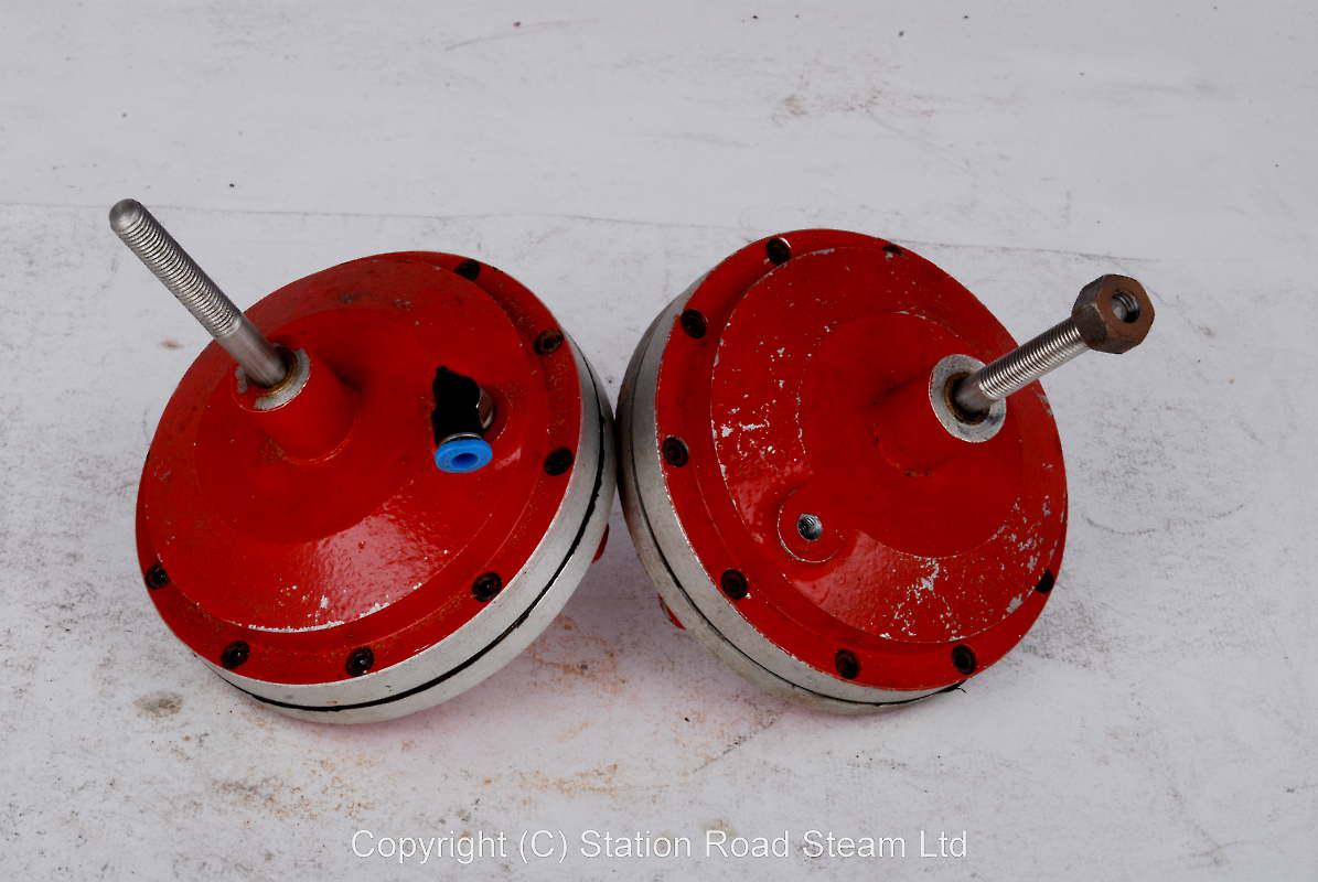 Pair vacuum brake cylinders