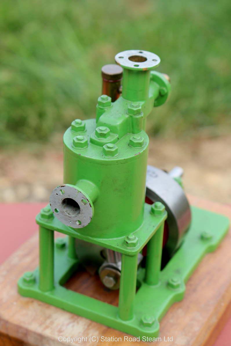 Small piston-valve vertical engine