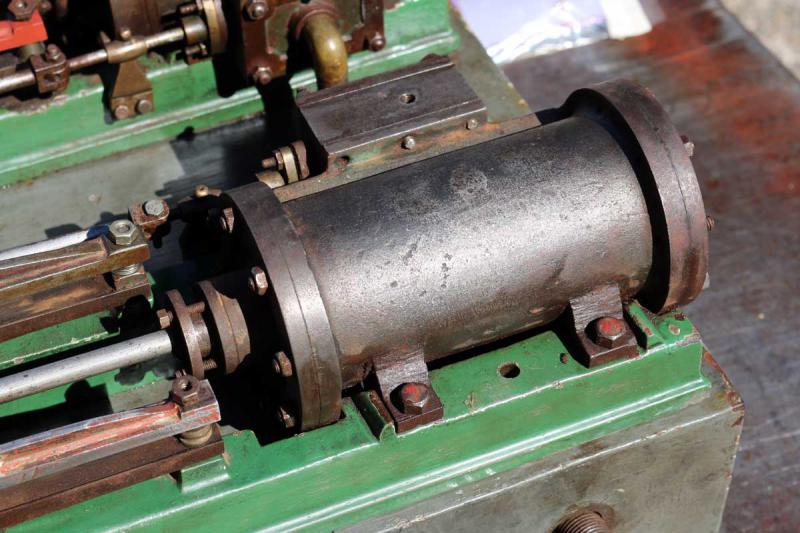 Twin cylinder workshop engine