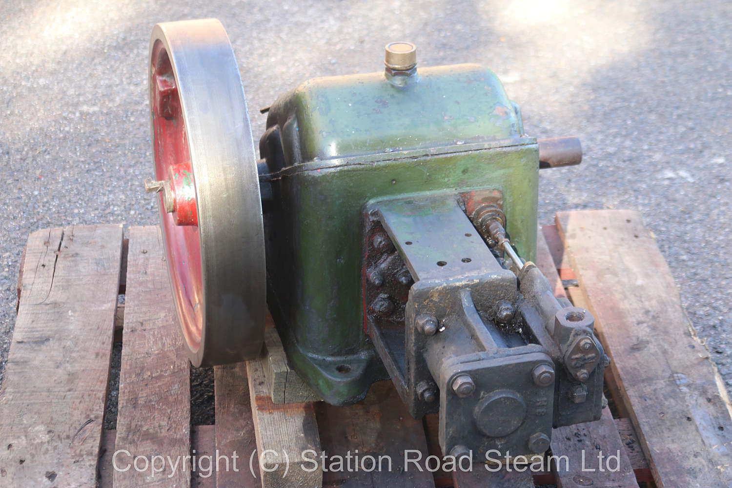 Horizontal enclosed crank steam engine with governor