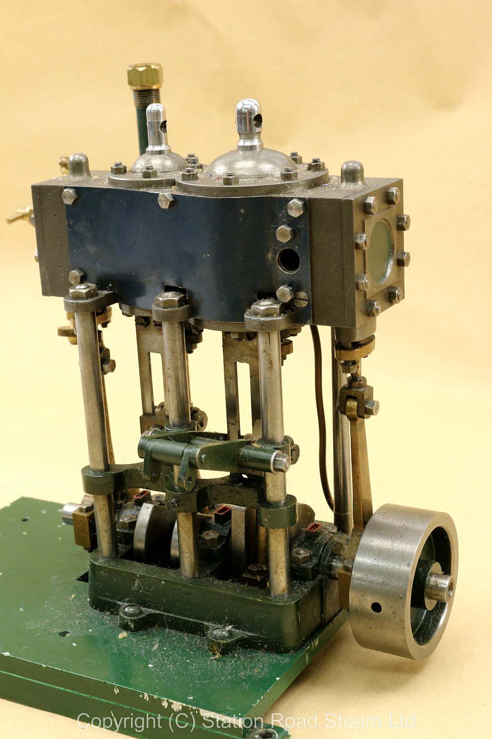 Compound twin engine with displacement lubricator