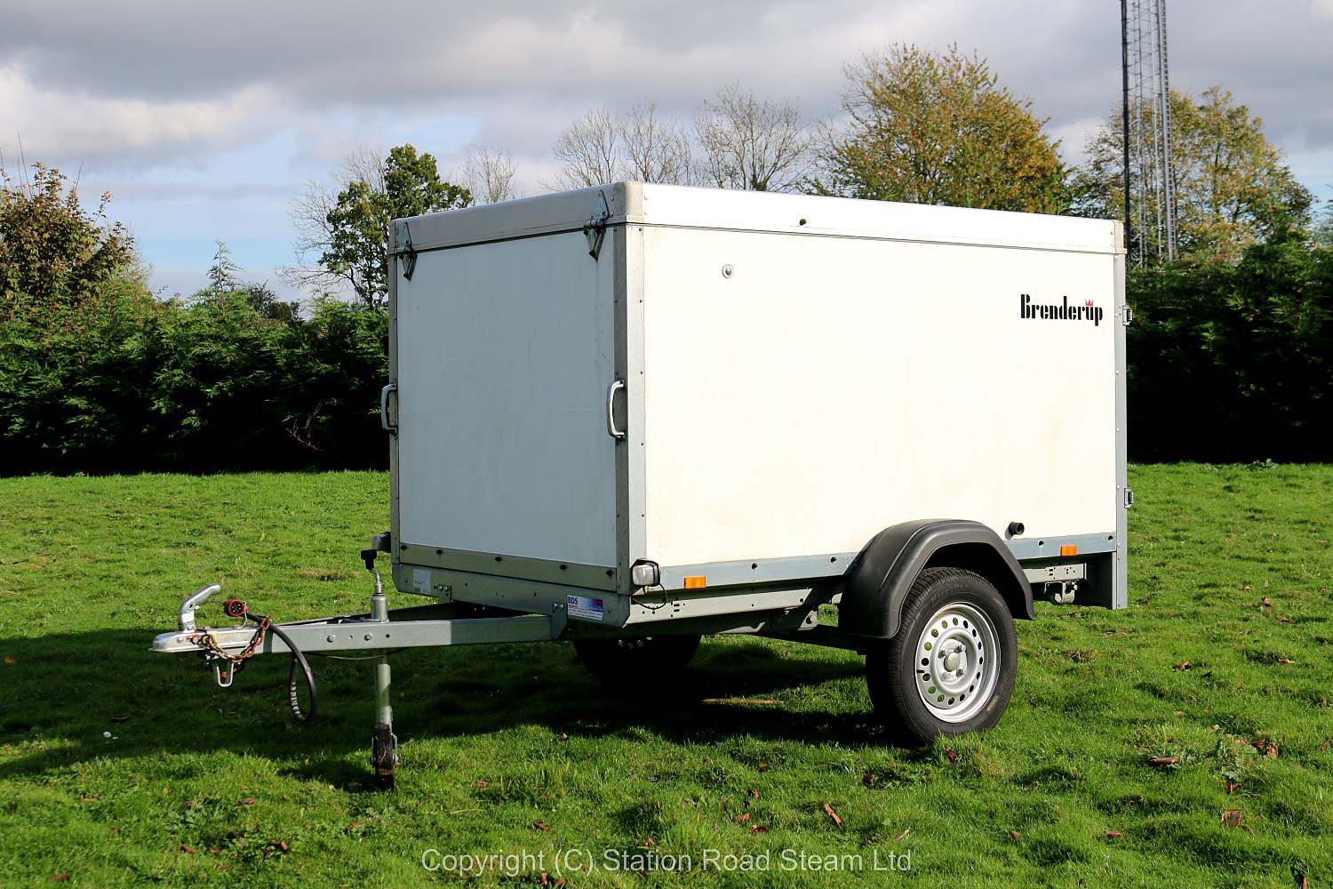 Commercial box trailer with tilt roof