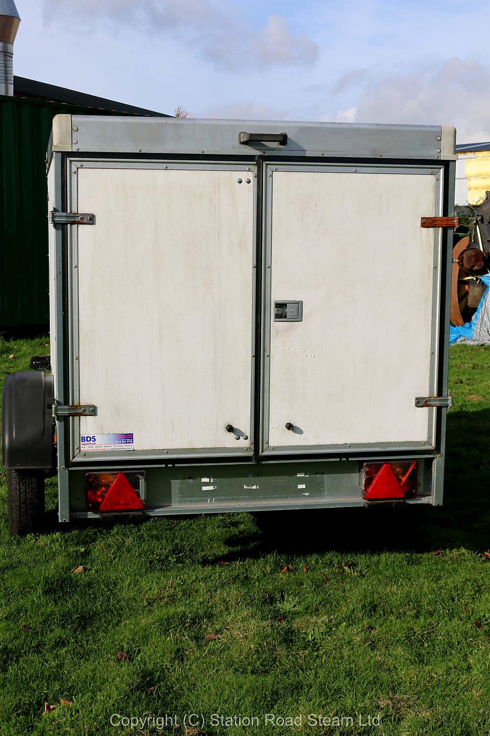 Commercial box trailer with tilt roof