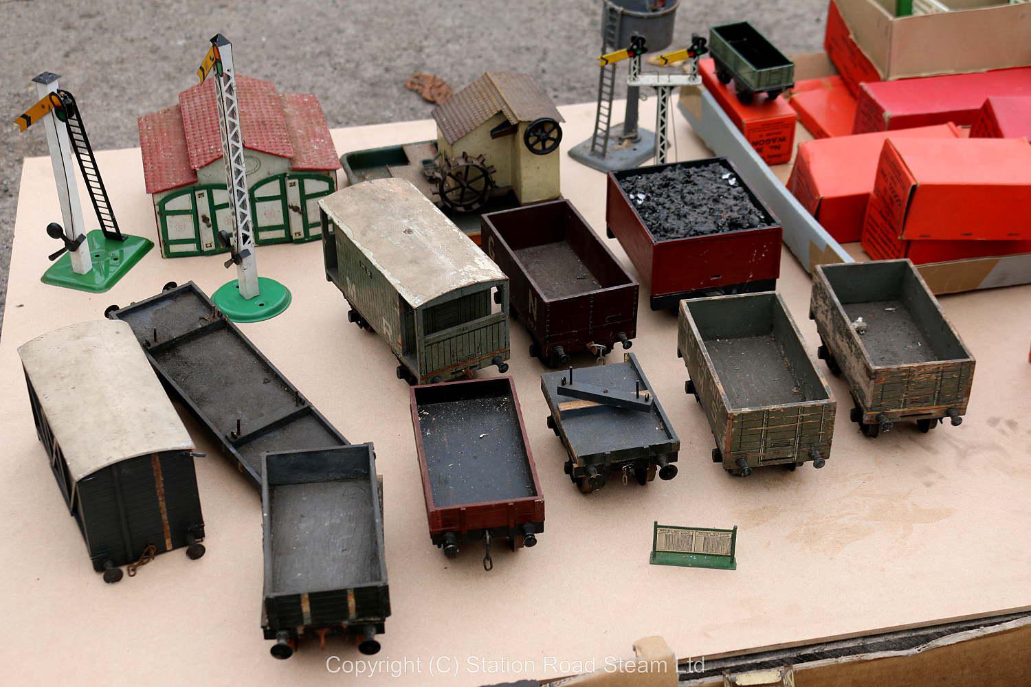 Wooden & tinplate wagons & accessories