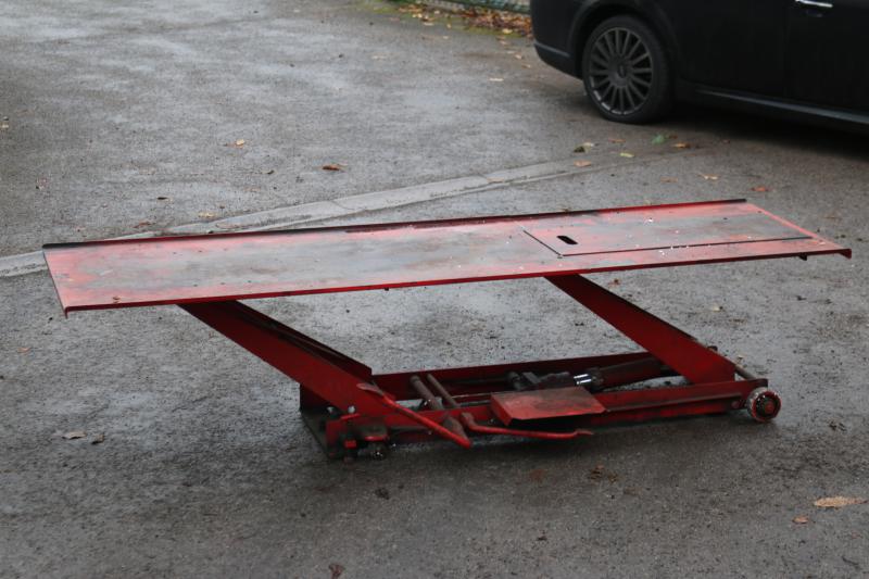 Hydraulic motorcycle lift bench