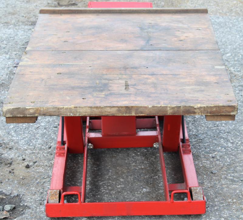 Small hydraulic lift bench