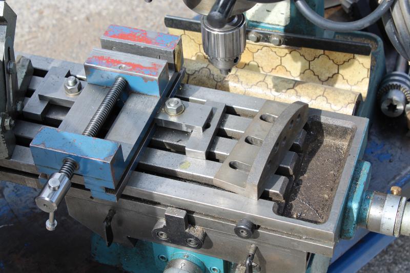 Heavy duty bench top milling machine with tooling