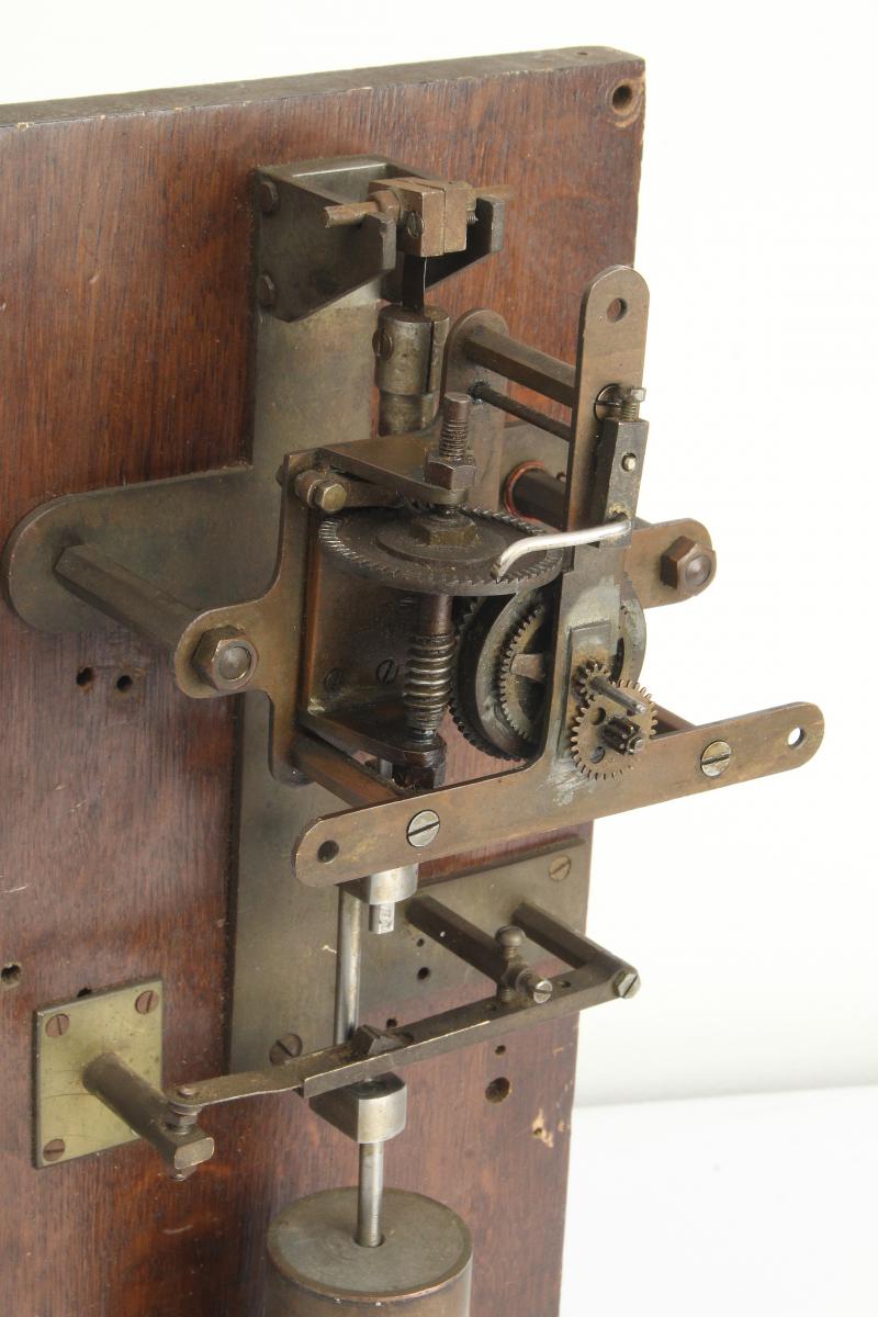 Hipp toggle electric clock for restoration