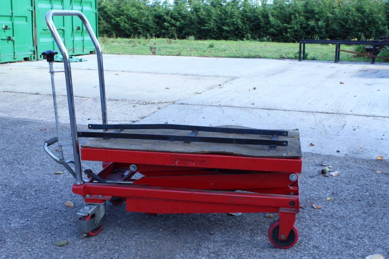 Hydraulic lift bench with 7 1/4 inch gauge rails
