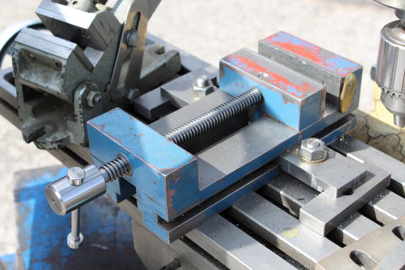 Heavy duty bench top milling machine with tooling