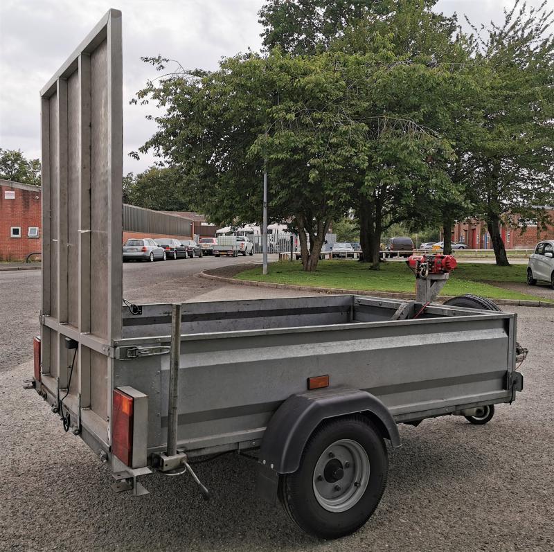 Single axle braked trailer with electric winch